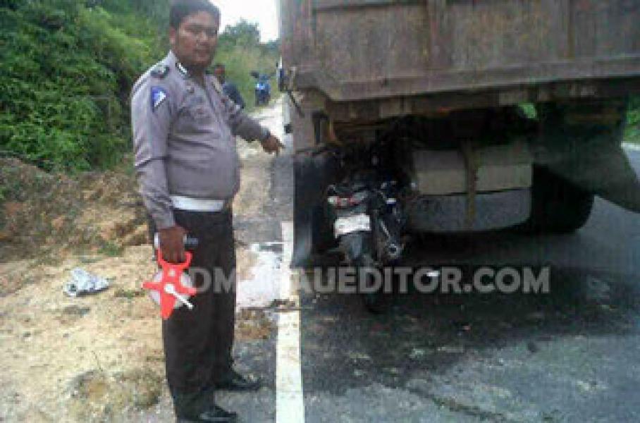 Sepeda motor Honda Blade Tabrak Truk Fuso yang Tengah Parkir