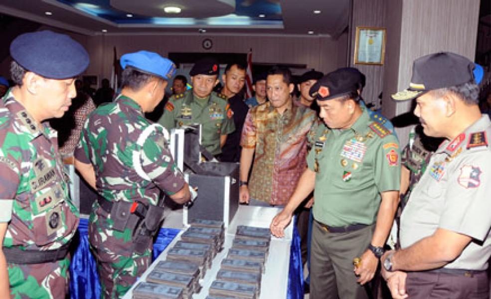 TNI Serahkan Barang Bukti Narkoba dan Dollar Palsu ke Polri