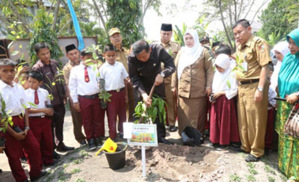 Walikota Firdaus Tanam Seribu Pohon Bersama Siswa SD 176