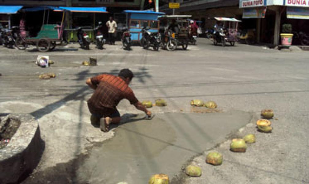 Yayasan Multi Marga Tambal Jalan yang Berlubang