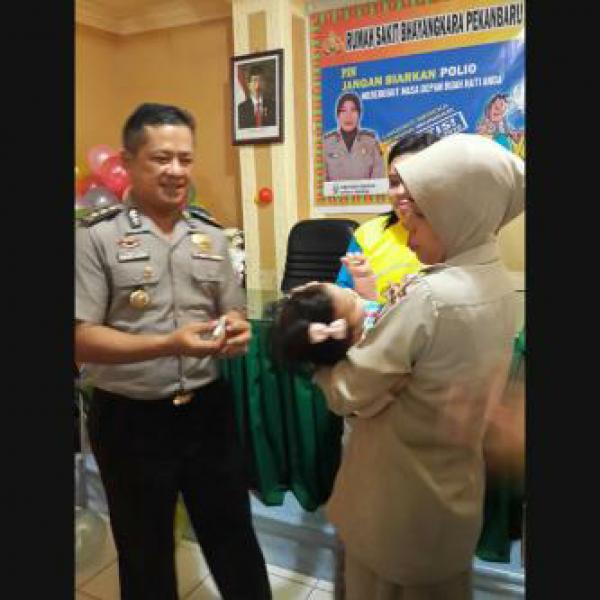 40 Anak Dapatkan PIN Polio Garatis di RS Bhayangkara Polda Riau