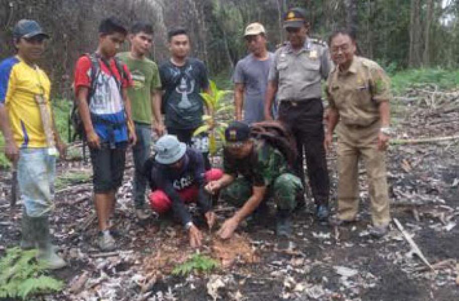 Babinsa Koramil 07/Reteh Lakukan Gerakan Penghijauan di Kecamatan Kemuning