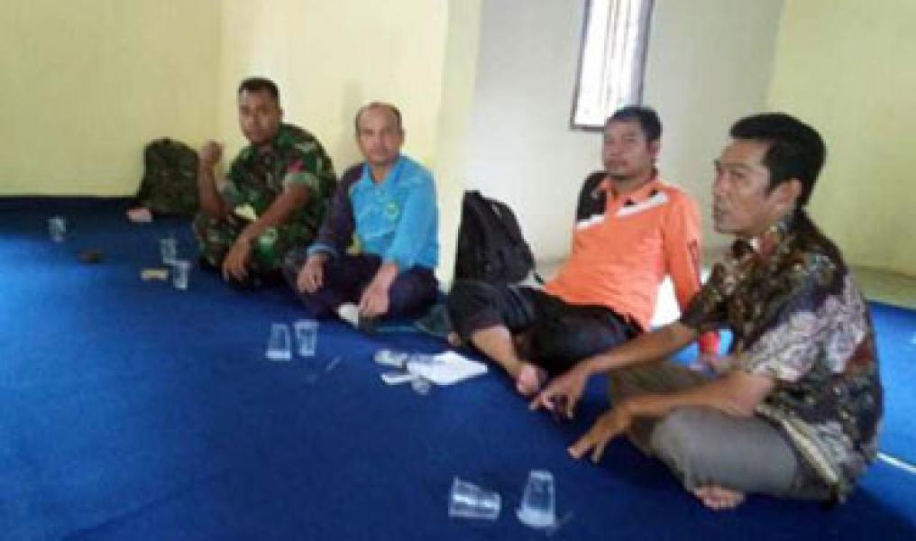 Babinsa Pendamping Koramil 04/Pasir Penyu Musyawarah Kelompok Tani Sepakat Tolang