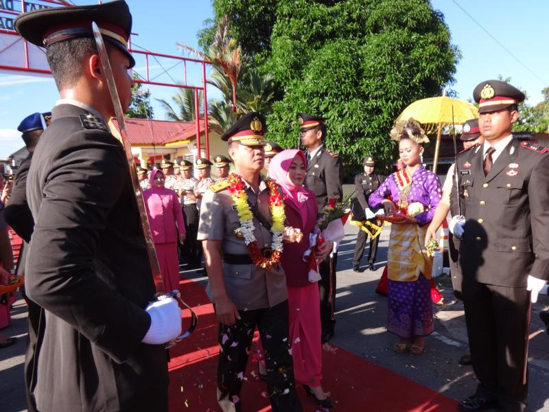 Tradisi Pedang Pora Sambut Brigjen Pol Drs Supriyanto