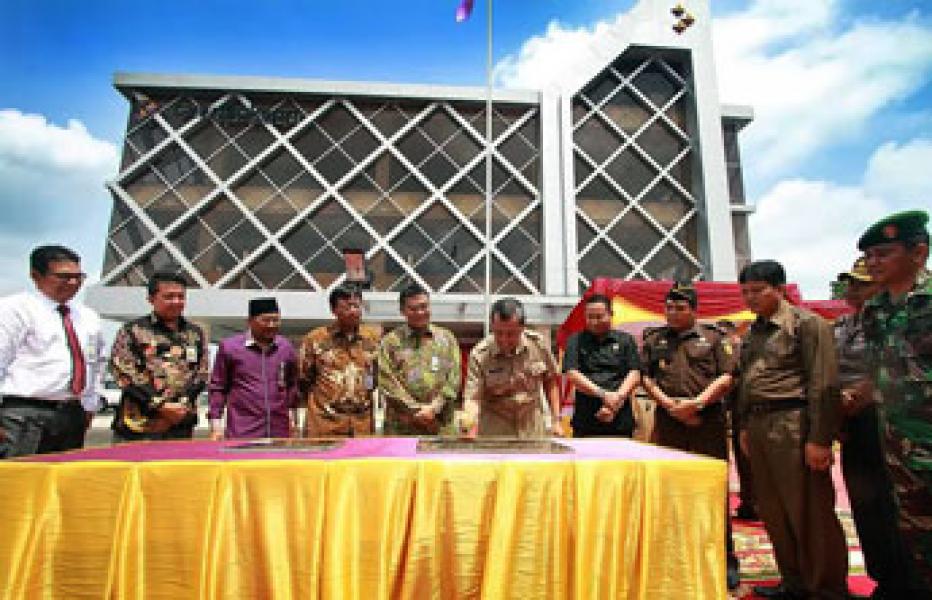 Bupati Syamsuar Resmikan Penggunaan Gedung Baru Bank Riaukepri Siak