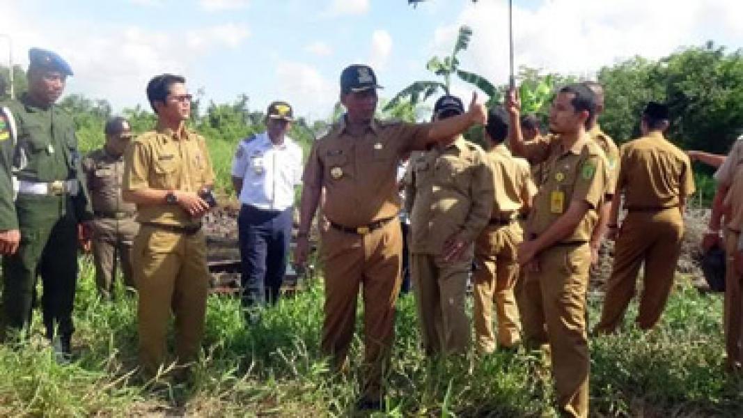 Camat Bangko Tertibkan Spanduk dan Baleho