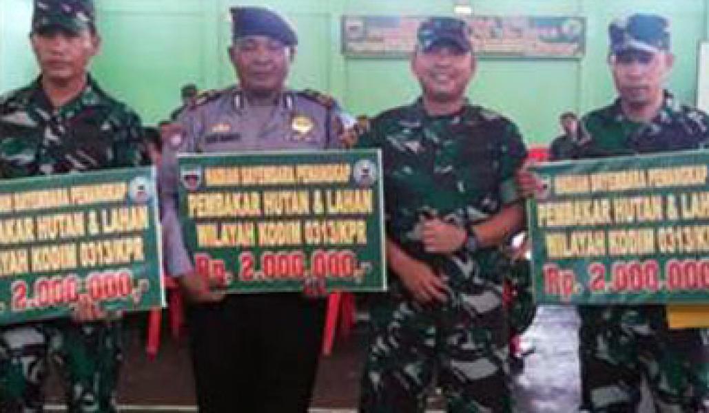 Dandim 0313/KPR Serahkan Hadiah Kepada Petugas yang Berhasil Mengamankan Pelaku Karlahut