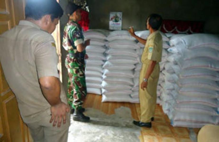 Danramil 02 Rambah Ikut kawal Bibit Kedele untuk Petani