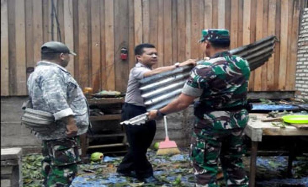 Danramil Rambah, Polres dan BPBD Bantu Masyarakat Korban Puting Beliung