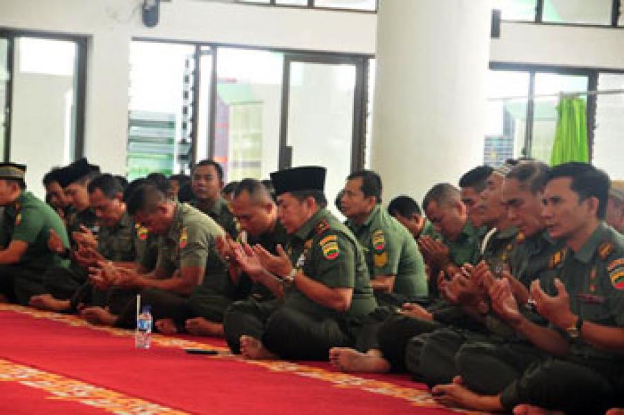 Danrem 031/Wirabima Pimpin Do`a Bersama atas Musibah Jatuhnya Helikopter TNI AD di Poso