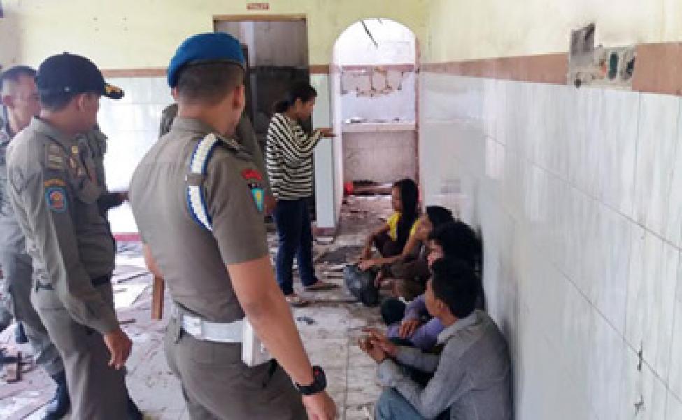 Dirazia Satpol PP, Anak Punk Lompat dari Lantai II