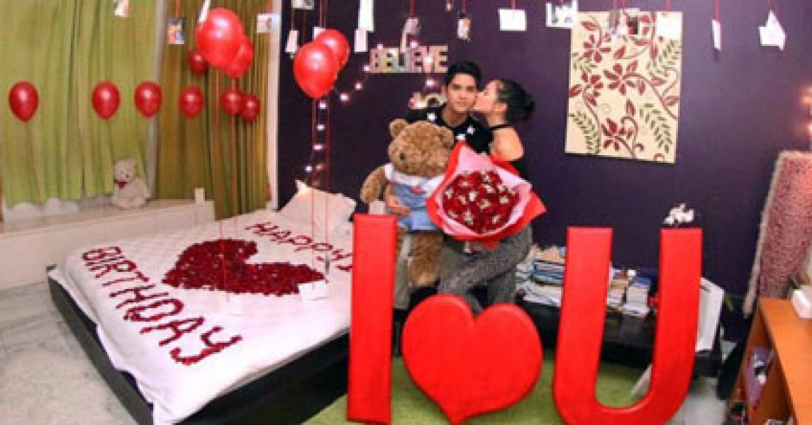 Foto Ciuman Al Ghazali Buat Netizen Iri