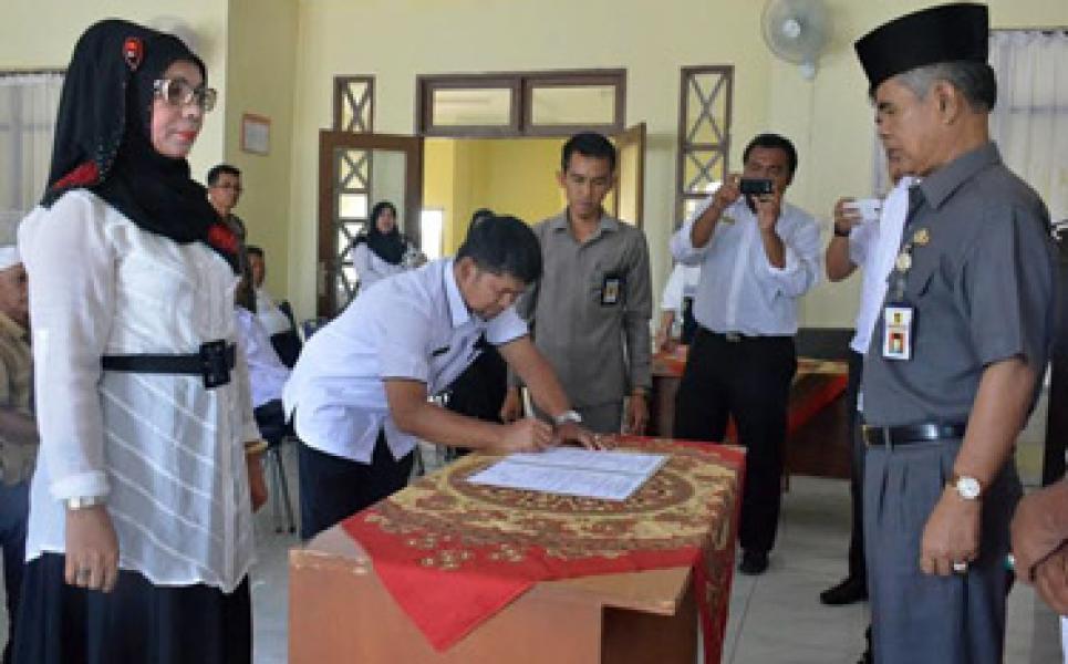 Hendri Ganti Hj Zoraidah Sebagai Sekcam Tapung