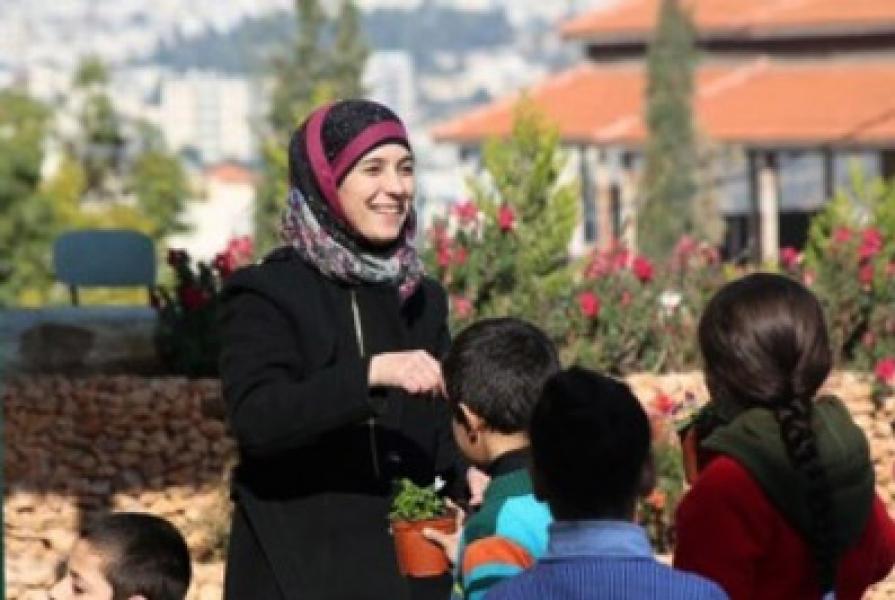 Jadi Guru Terbaik di Dunia, Wanita Palestina Dapat Selamat dari Paus