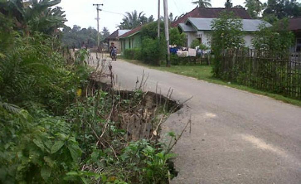 Jalan Desa Pasir Ringgit Nyaris Putus