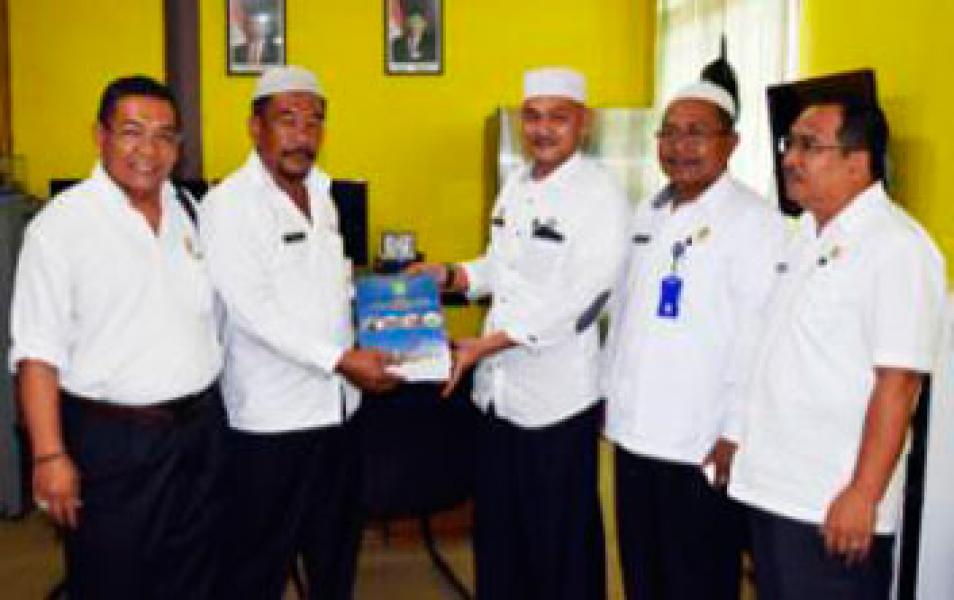 Kabag Administrasi Pemerintahan Serahkan LKPJ Bupati Inhu Kepada DPRD