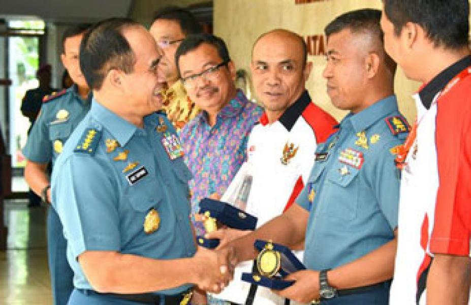 Kasal Sambut Kedatangan Tim Ekspedisi Indonesia Raya