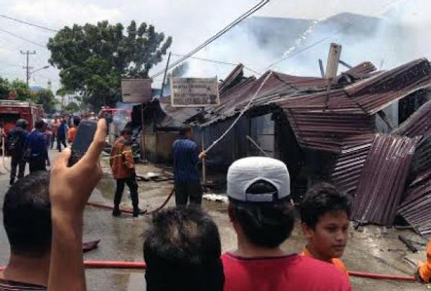 Kebakaran di Jalan Wonosari Pekanbaru Hanguskan 13 Rumah Warga