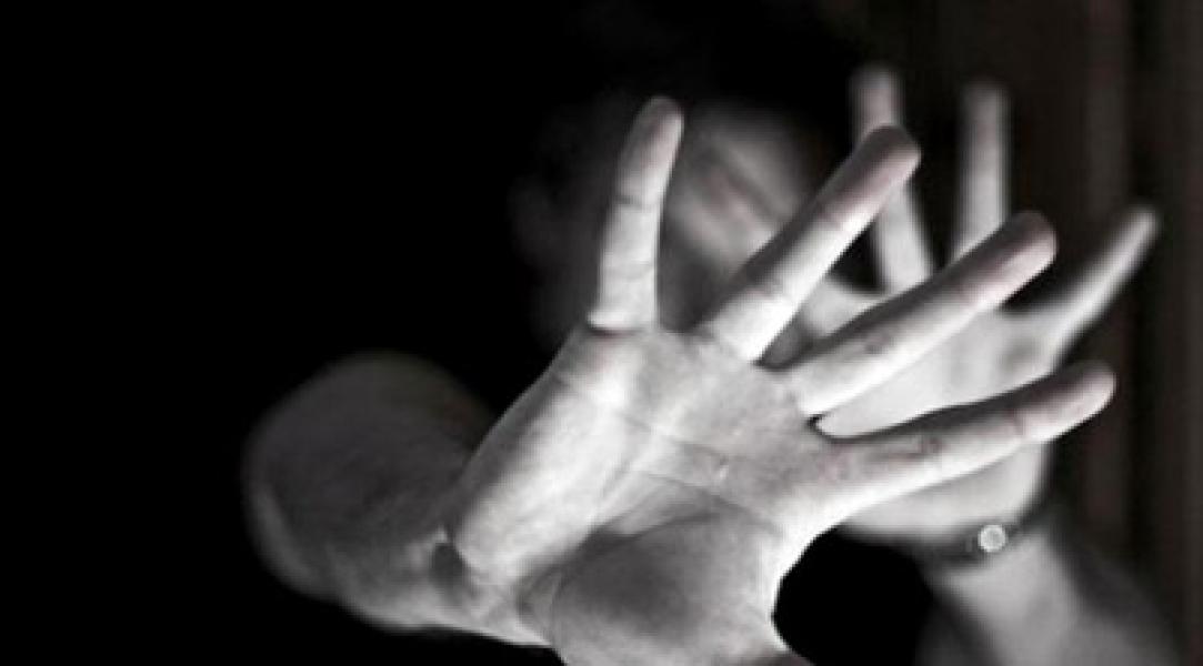 Kepergok Bersama Perempuan Muda, Suami Sulut Api Rokok ke Bibir Istri