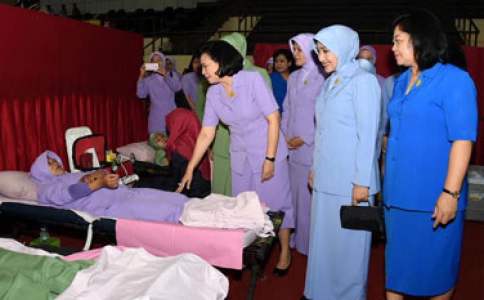 Ketum Dharma Pertiwi Tinjau Donor Darah dan Khitanan Massal