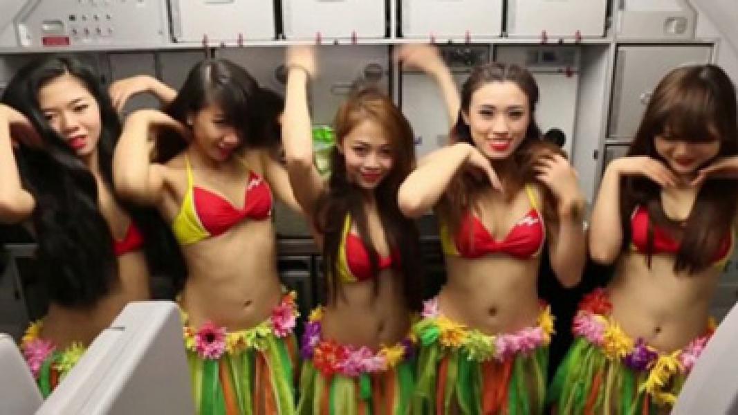 Maskapai dengan Pramugari Berbikini Berniat Ekspansi ke Inggris