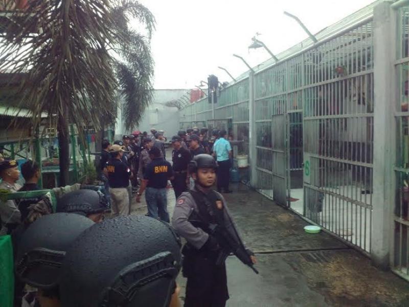 Patugas Gabungan Razia Lapas Kelas II A Pekanbaru