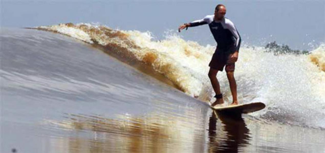 Pecahkan Rekor Dunia, 3 Peselancar Australia Jajal Gelombang Bono Teluk Meranti