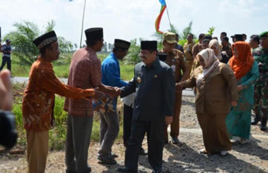 Penutupan Panen Raya di Siak Kecil, Bupati Amril Apresiasi Petani Tidak Alih Fungsi Lahan Padi