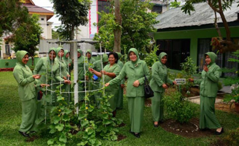 Persit KCK Koorcab Rem 031 PD I/BB Mengembangkan Rumah Hijau