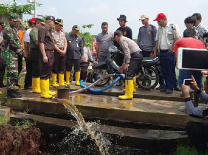 Plt Gubri, Kapolda dan Danrem Tinjau Pembuatan 100 Kanal Blocking di Desa Rantau Baru