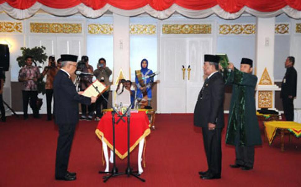 Plt Gubri Lantik Kaharuddin Sekretaris DPRD Riau Defenitif