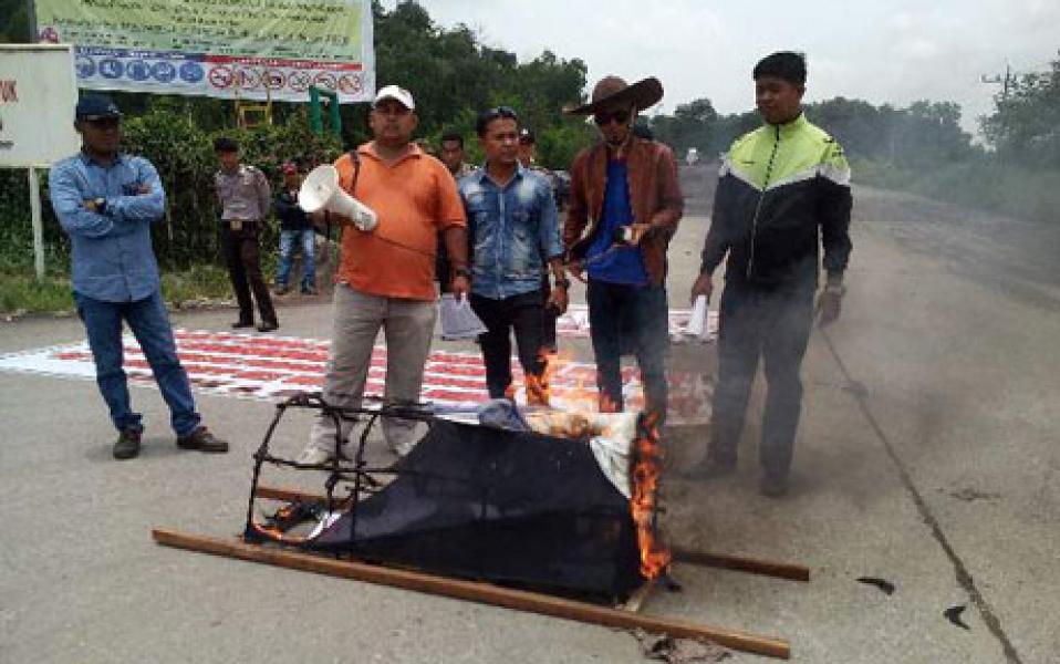 Puluhan Massa AMUK dan Gempur Demo RAPP
