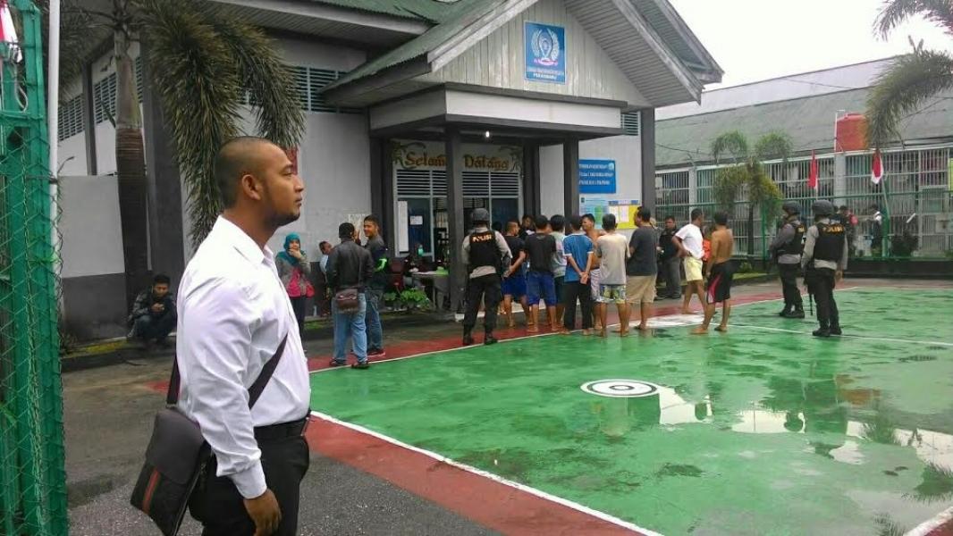 Razia Gabungan di Lapas Kelas II Pekanbaru, Petugas Ganbungan Lakukan Tes Urine