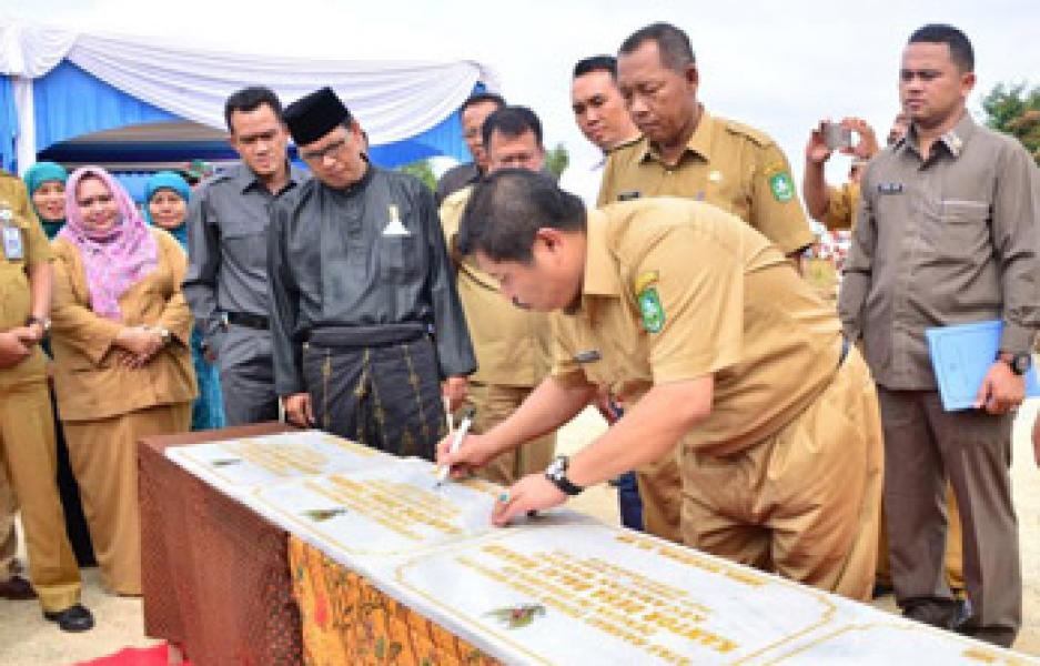Resmikan 7 Kantor Desa, Bupati Amril Minta Tingkatkan Semangat Kerja
