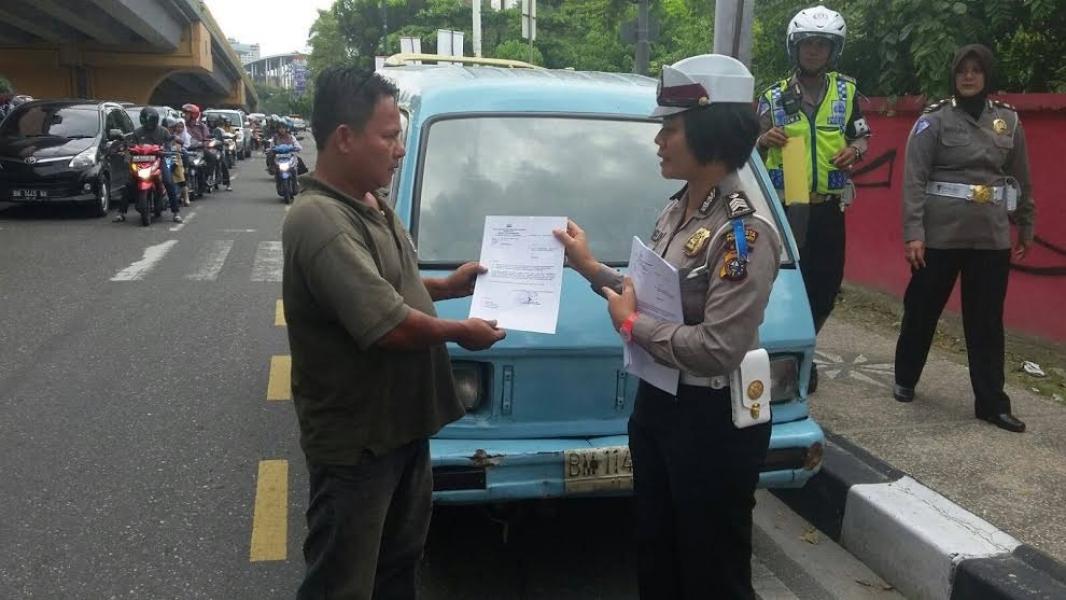 Satlantas Polresta Pekanbaru Beri Surat Himbauan Kepada Pengemudi Angkutan