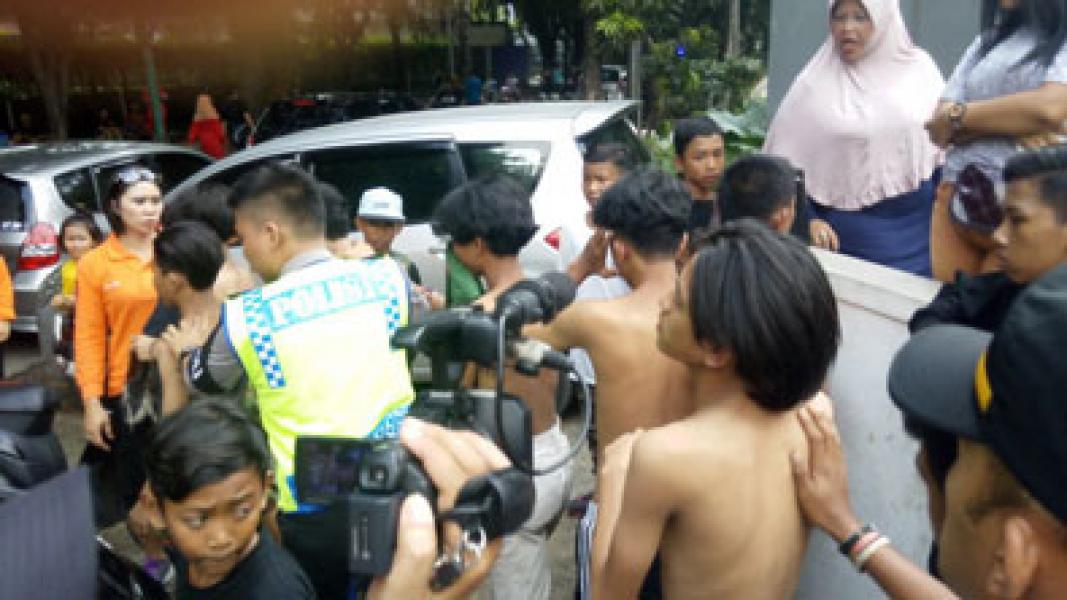 Sekelompok ABG Ditelanjangi karena Malak di CFD