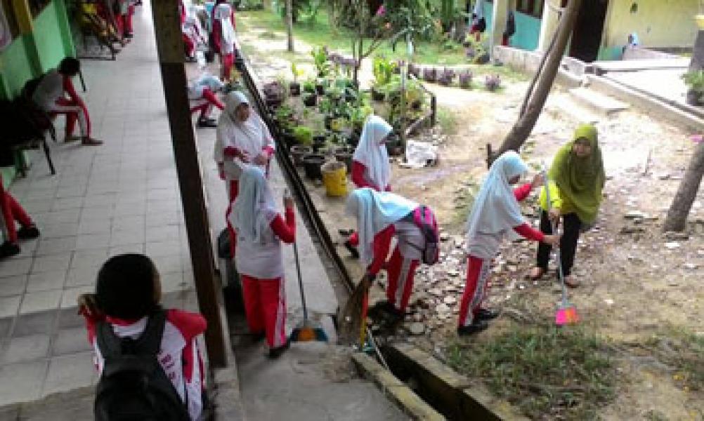 Tanamkan Jiwa Peduli Lingkungan, SMPN 15 Gelar Sabtu Bersih