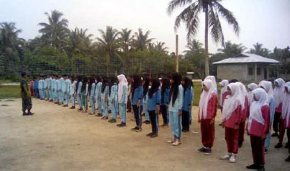 Terapkan Disiplin di SMPN Satu Atap Babinsa Koramil 07/Reteh Beri Pelatihan PBB