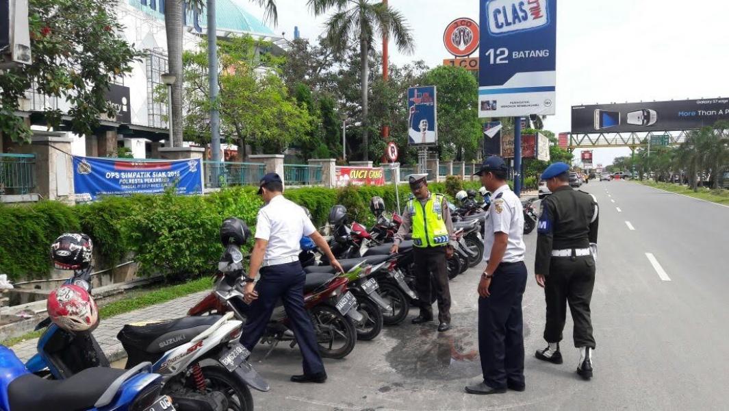 Tim Gabungan Tertibkan Parkir Liar Disekitar Mall SKA