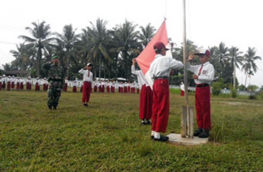 Tumbuhkan Wawasan Kebangsaan, Babinsa Koramil Rambah Jadi Irup di SDN 011