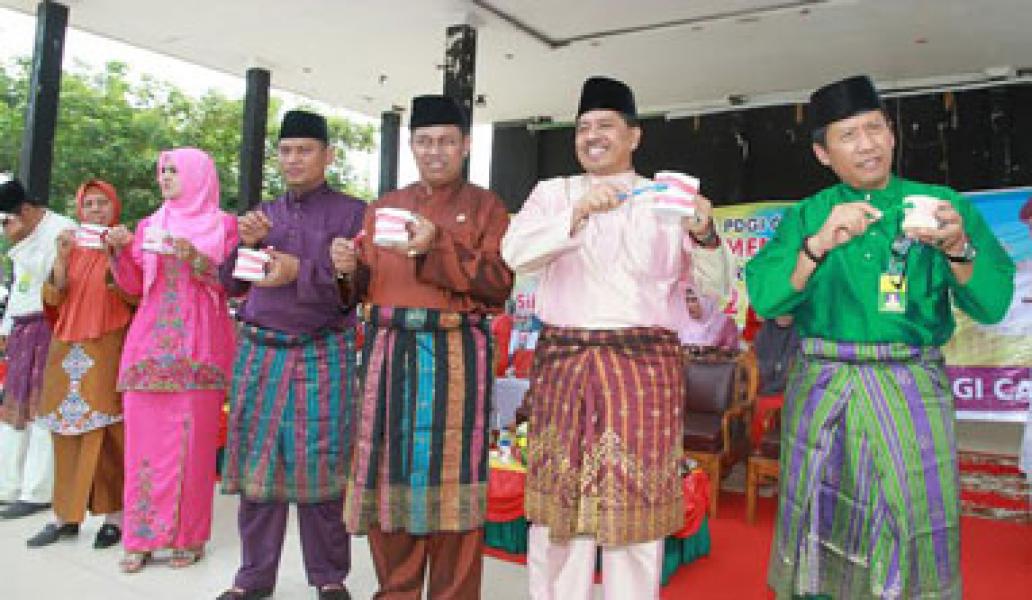 Wabup Alfedri Praktekan Cara Sikat Gigi yang Benar