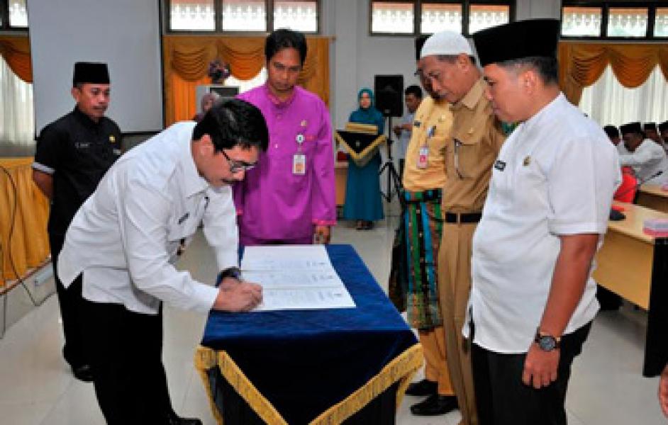 Wabup Inhu Serahkan DPA Tahun 2016