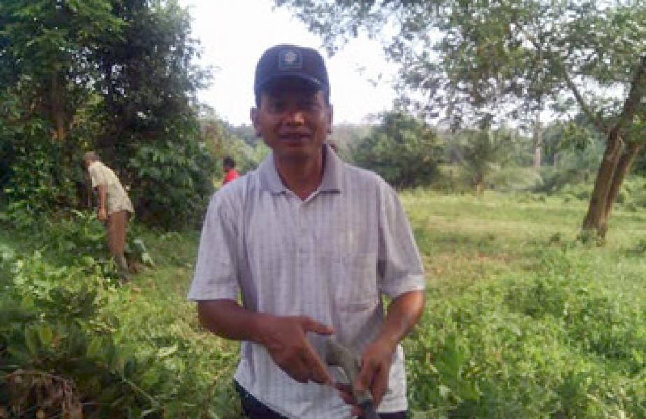 Warga Kepenuhan Tengah Goro di Pekuburan Tua