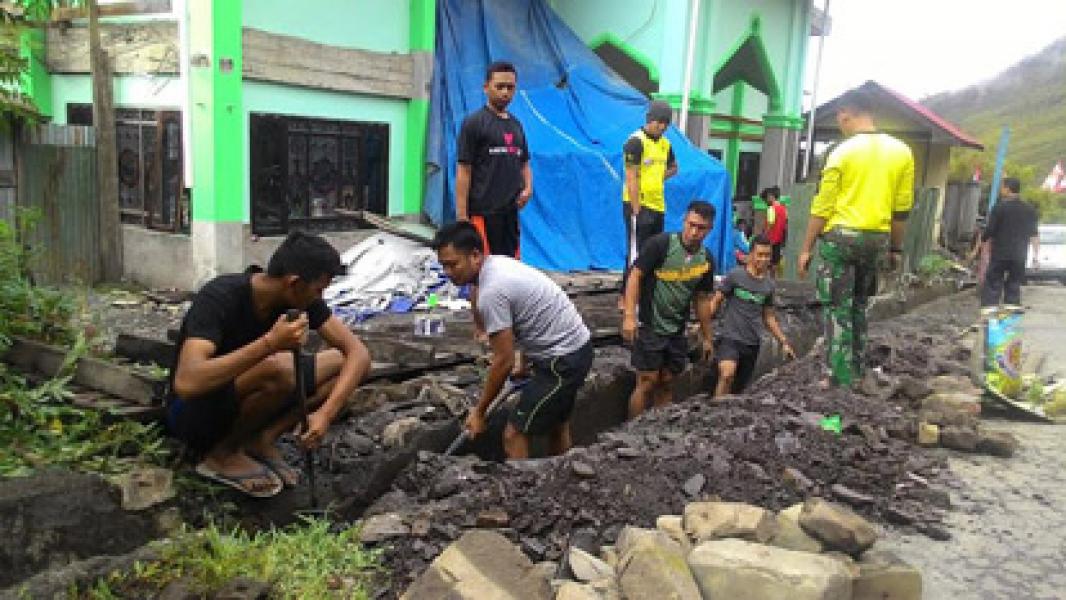 Yonif Raider 509/Kostrad Gelar Operasi Simpatik di Pamrahwan Papua  