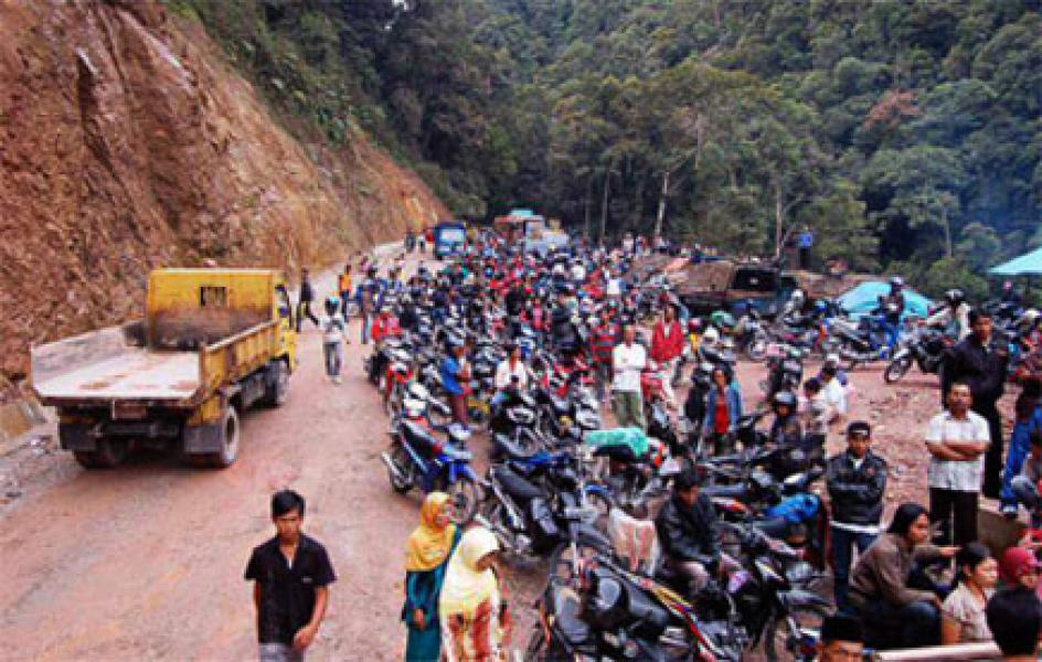 5 Tewas Tertimbun Longsor di Jalur Sumbar-Riau