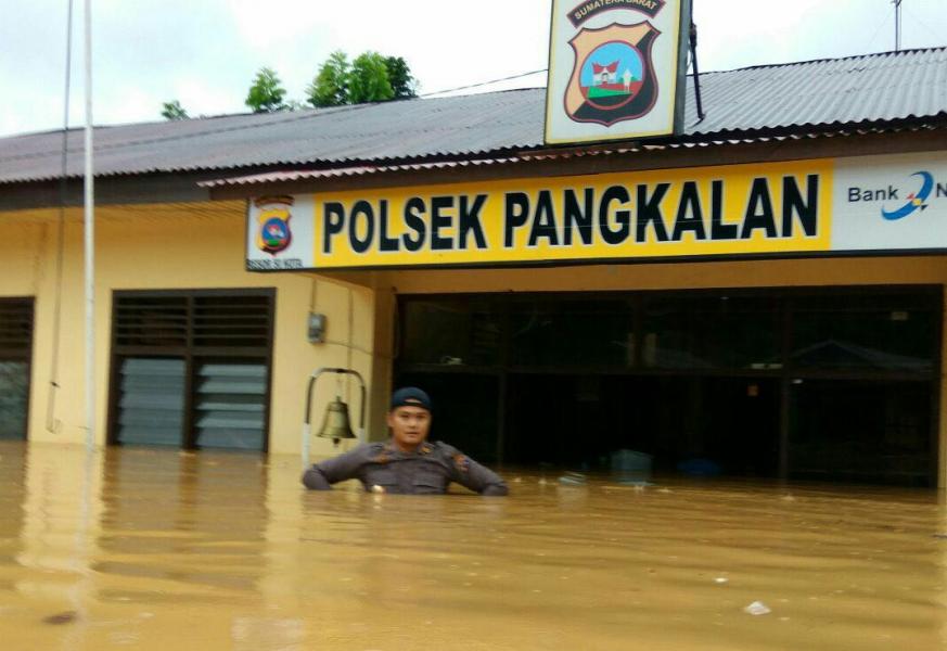 Akses Jalan Riau - Sumbar di Wilayah Pangakalan Terputus