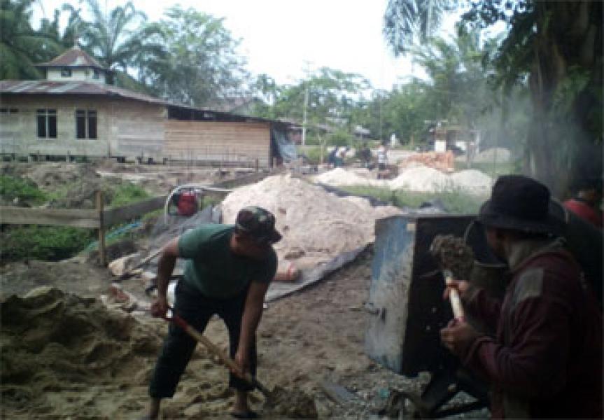 Babinsa Gotong Royong Bersama Warga Bangun Masjid Desa Mengkapan