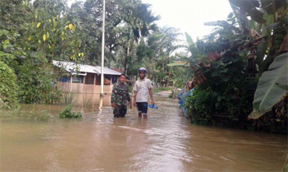 Babinsa Koramil 01/Rengat Pantau Desa Terkena Banjir