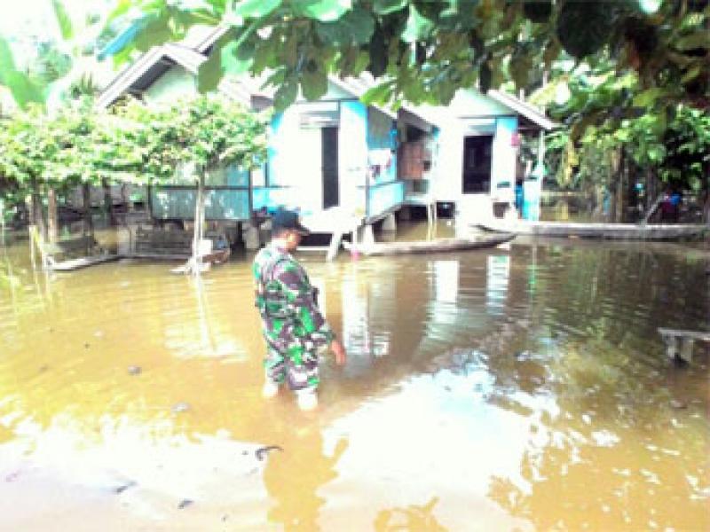 Babinsa Koramil 06/Siak Hulu Tinjau Desa Terdampak Banjir