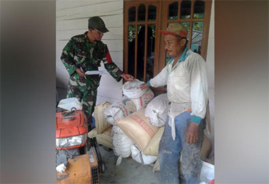 Babinsa Koramil 16/Tapung Melaksanakan Penyerapan Gabah Petani